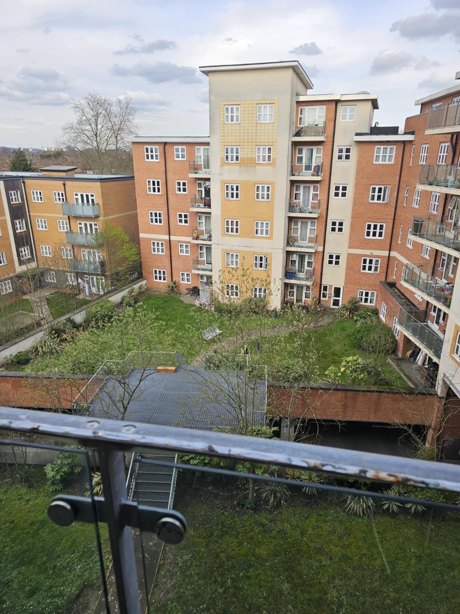 Big Double Room With Bathroom In 2 Bedroom Flat Kitchen Is Shared Harrow on the Hill Exteriör bild